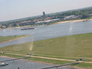 De Waal met aan de overkant Zaltbommel